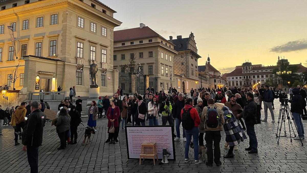 Lidé před Pražským hradem protestovali proti chování kanceláře prezidenta